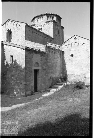 Veduta di scorcio della chiesa di Santa Maria di Portonovo