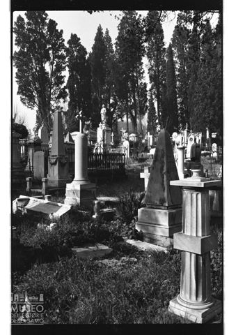 Tombe in un cimitero di Firenze