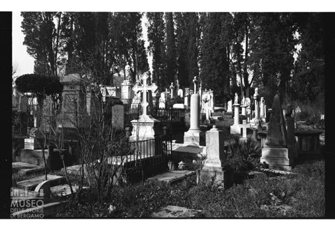 Tombe in un cimitero di Firenze
