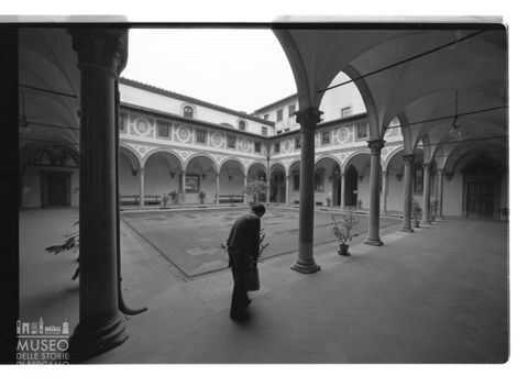 Il cortile dello Spedale degli Innocenti a Firenze