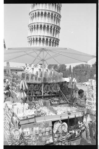 Bancarella di souvenir a Pisa