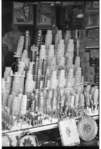 Bancarella di souvenir a Pisa