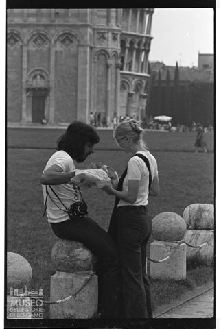 Ragazzi nella piazza del Duomo di Pisa