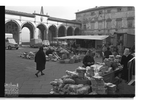 Mercato in piazza del Municipio a Castiglion Fiorentino