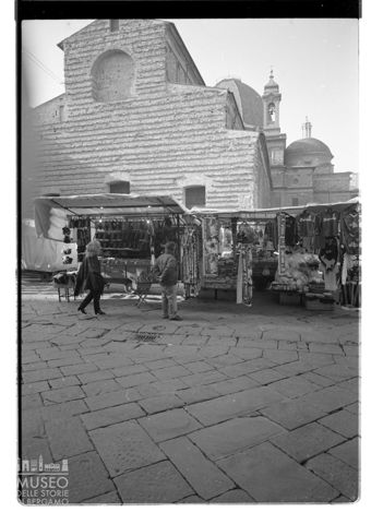 Mercato nella piazza San Lorenzo a Firenze