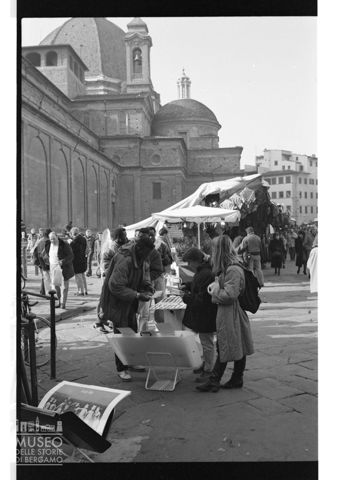 Mercato nella piazza San Lorenzo a Firenze