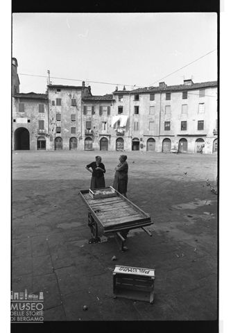 La piazza dell'Anfiteatro a Lucca