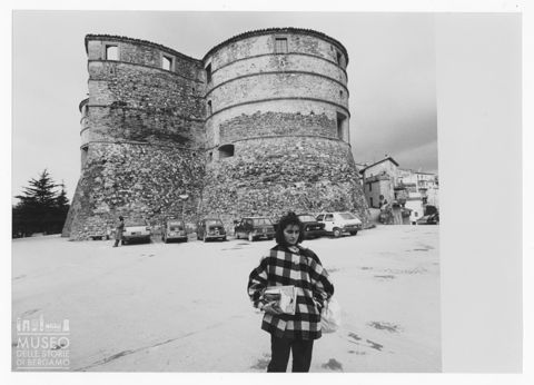 Ragazza nei pressi della Rocca di Sassocorvaro