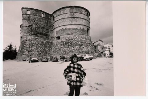 Ragazza nei pressi della Rocca di Sassocorvaro