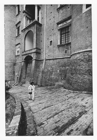 Una donna nei pressi del Palazzo Ducale di Urbino