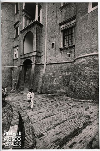 Una donna nei pressi del Palazzo Ducale di Urbino