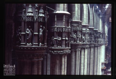 Particolare delle decorazioni scultoree nel Duomo di Milano