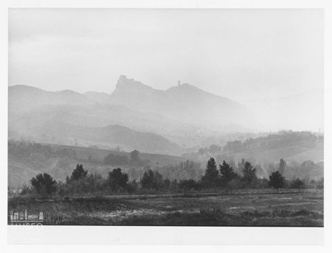 Veduta da lontano del borgo di San Leo