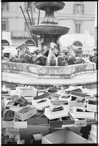 Mercato ambulante in piazza Roma ad Ancona