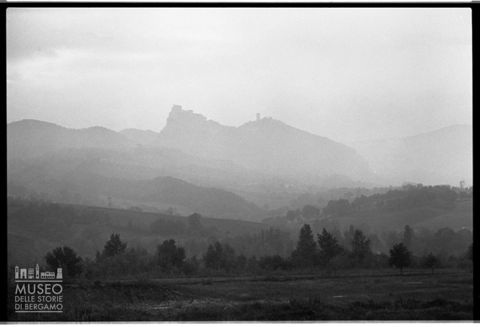 Veduta da lontano del borgo di San Leo