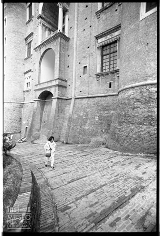 Una donna nei pressi del Palazzo Ducale di Urbino