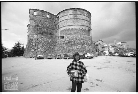 Ragazza nei pressi della Rocca di Sassocorvaro