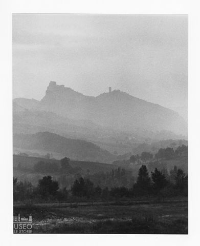 Veduta da lontano del borgo di San Leo