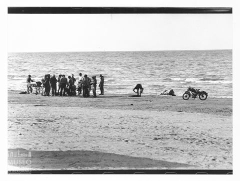 Gruppo di persone sulla spiaggia di Senigallia