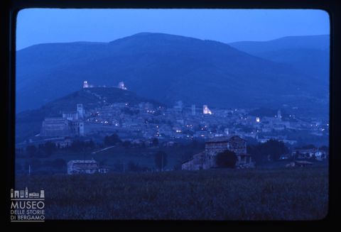 Veduta notturna di Assisi