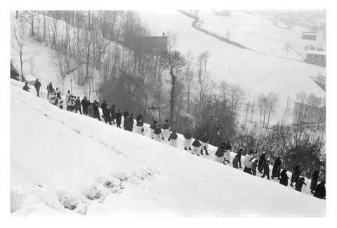 Corteo funebre a Peia