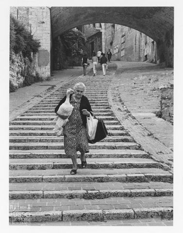 Scena di vita quotidiana in via Appia a Perugia