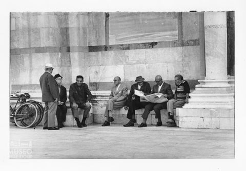 Scena di vita quotidiana nella piazza del Duomo di Pisa