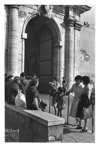 Conversazione nei pressi di Porta Romana ad Amelia