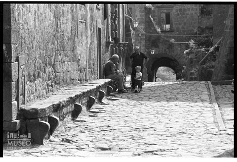 Scena di vita quotidiana a Civita di Bagnoregio