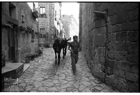Scena di vita quotidiana a Civita di Bagnoregio