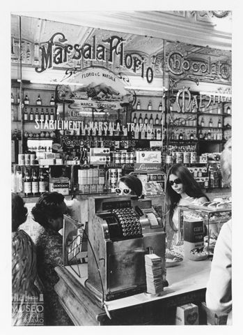 L'interno di una pasticceria di Siena
