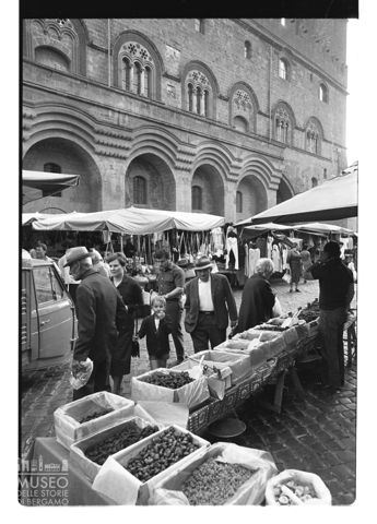 Mercato in piazza del Popolo ad Orvieto