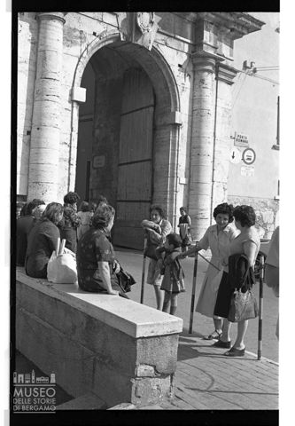 Conversazione nei pressi di Porta Romana ad Amelia