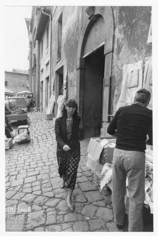 Ritratto di ragazza in piazza del Popolo a Orvieto