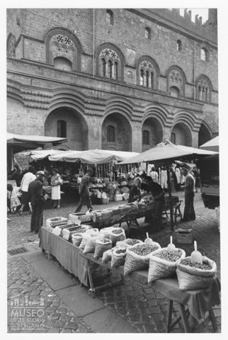 Mercato in piazza del Popolo a Orvieto