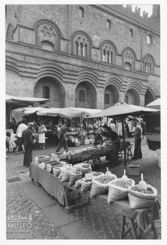 Mercato in piazza del Popolo a Orvieto