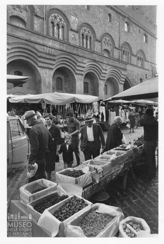 Mercato in piazza del Popolo a Orvieto