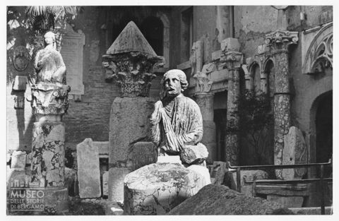 Reperti archeologici nel cortile del Palazzo Comunale di Amelia