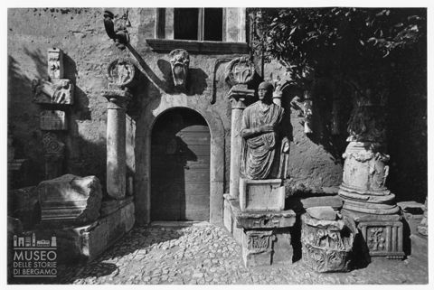Reperti archeologici nel cortile del Palazzo Comunale di Amelia