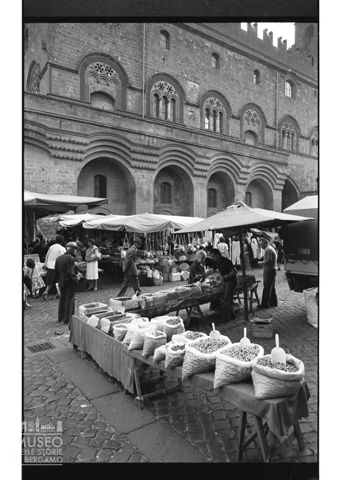 Mercato in piazza del Popolo ad Orvieto