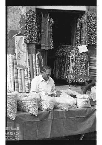 Mercato in piazza del Popolo ad Orvieto
