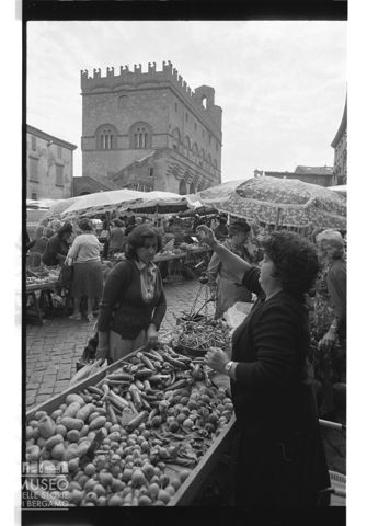 Mercato in piazza del Popolo ad Orvieto