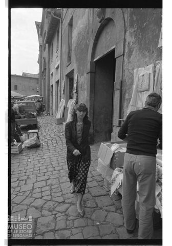 Ritratto di ragazza in piazza del Popolo a Orvieto