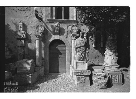 Reperti archeologici nel cortile del Palazzo Comunale di Amelia