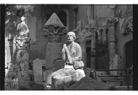 Reperti archeologici nel cortile del Palazzo Comunale di Amelia