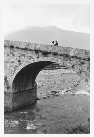 Coppia di sposi sul Ponte Ganda a Morbegno