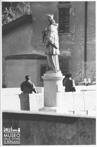 La scultura raffigurante San Giovanni Nepomuceno sul ponte di Gorle