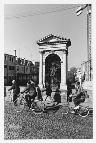 Scena di vita quotidiana sul Ponte Molino a Padova