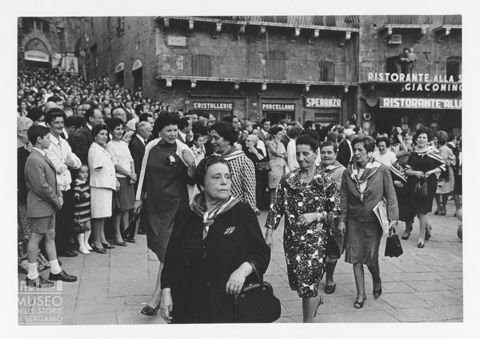 Donne in piazza del Campo a Siena