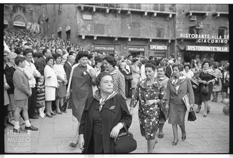Donne in piazza del Campo a Siena